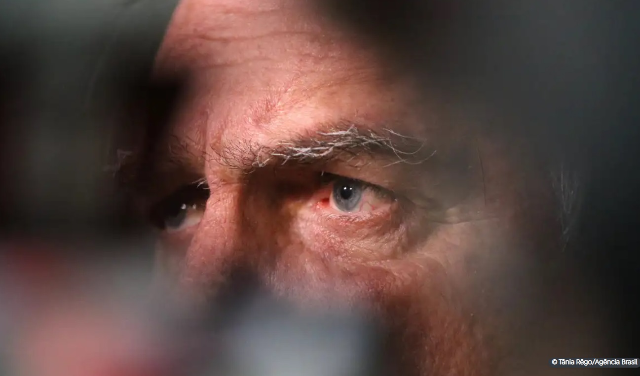 bolsonaro-e-ex-ajudante-sao-indiciados-por-fraude-em-cartao-de-vacinacao-da-covid-19