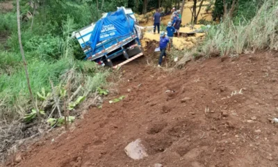 caminhao-carregado-de-graos-perde-freios-e-desce-aterro-na-to-080,-em-paraiso-do-tocantins