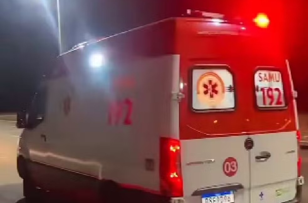 motociclista-fica-em-estado-gravissimo-apos-ser-atingido-enquanto-estava-parado-no-semaforo