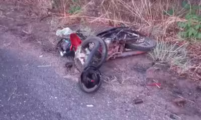 carro-perde-controle-apos-pneu-estourar,-bate-em-moto-e-deixa-dois-mortos-e-outros-dois-feridos