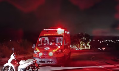 jovem-morre-apos-perder-controle-da-moto,-derrapar-e-cair-em-rotatoria-durante-conversao