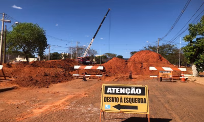 com-maquinas-e-operarios-na-pista,-obra-de-drenagem-altera-trafego-na-lo-21-em-palmas-e-exige-atencao-dos-motoristas